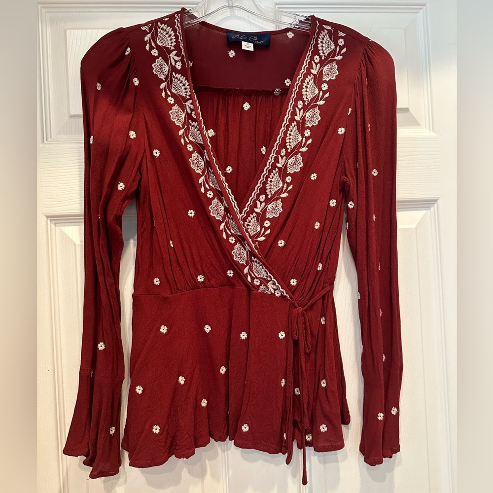 Francesca’s NWOT Women’s Long Sleeved Embroidered Top